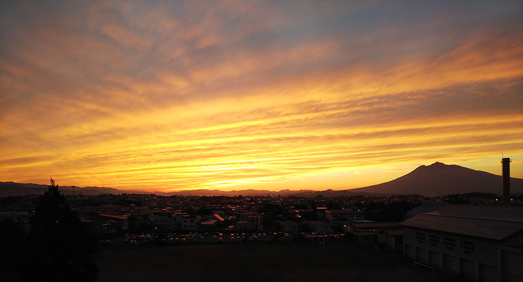 写真：理工学部から望む夕日の岩木山